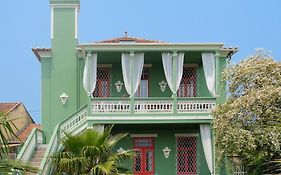 Vintage Balcony Guesthouse & Suites